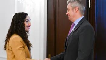 Ambasadori britanik në Prishtinë takon Osmanin: Bisedimet konstruktive, thelbësore për të gjetur zgjidhje