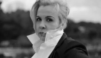 Anila Varfi: Prita puthjet e tua mbrëmë…