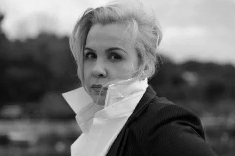 Anila Varfi: Prita puthjet e tua mbrëmë…