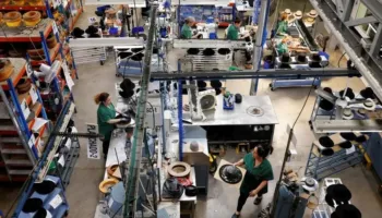 Anketa e ndërmarrjeve, industria dhe shërbimet tkurrin numrin e punonjësve më 2024