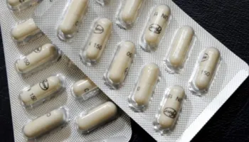 Antibiotikët mund ta ndryshojnë mikrobiomën e zorrëve deri në 8 vjet