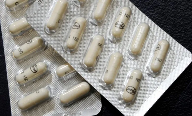 Antibiotikët mund ta ndryshojnë mikrobiomën e zorrëve deri në 8 vjet