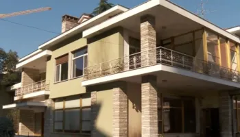 Anulohen aktivitetet artistike/ Sulmi ndaj ish-vilës së diktatorit, çfarë ka mbetur një ditë pas hedhjes së molotovëve