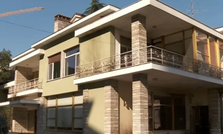 Anulohen aktivitetet artistike/ Sulmi ndaj ish-vilës së diktatorit, çfarë ka mbetur një ditë pas hedhjes së molotovëve