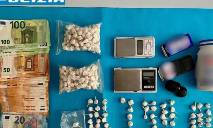 Arrestohet shqiptari në Itali/ Shpërndante kokainë në Ankona, policia i zbulon drogë të groposur