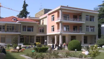 Arti hap Vilën 31/ Instalacione dhe kujtesë historike, godina e famshme e komunizmit mirëpret publikun pas incidentit gjatë protestës së opozitës