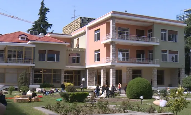 Arti hap Vilën 31/ Instalacione dhe kujtesë historike, godina e famshme e komunizmit mirëpret publikun pas incidentit gjatë protestës së opozitës