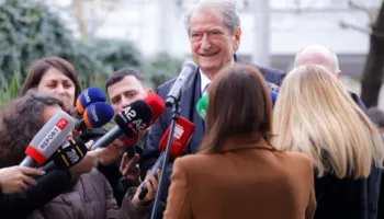 Artistët ishin brenda ish-vilës së Enver Hoxhës gjatë sulmit me molotovë, Berisha: Nuk e dija që ndodheshin aty