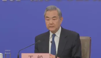 “Asnjë shtet nuk e ndryshon dot tjetrin”, ministri i Jashtëm i Kinës kritikon sulmin ndaj Iranit