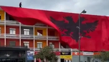 Atmosferë në prag ndeshjes Poloni-Shqipëri, flamuri gjigand kuqezi valëvitet në qendër të Fierit