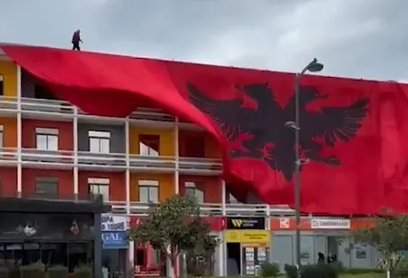 Atmosferë në prag ndeshjes Poloni-Shqipëri, flamuri gjigand kuqezi valëvitet në qendër të Fierit