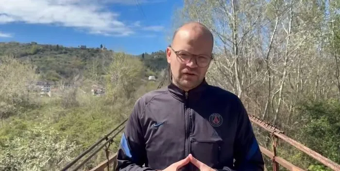 Aulon Kalaja denoncon gjendjen e urës në fshatin Sukth-Vendas: Rrezikohen banorët e zonës