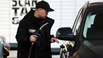 Australia përgjysmon taksën e karburanteve për të lehtësuar qytetarët nga rritja e çmimeve