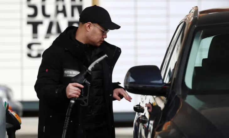 Australia përgjysmon taksën e karburanteve për të lehtësuar qytetarët nga rritja e çmimeve