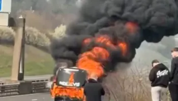 Autobusi me tifozë të Manchester City në Angli përfshihet nga flakët rrugës për në finale, evakuohen pasagjerët