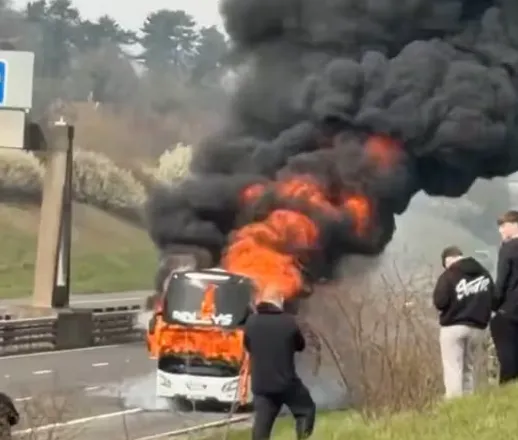 Autobusi me tifozë të Manchester City në Angli përfshihet nga flakët rrugës për në finale, evakuohen pasagjerët
