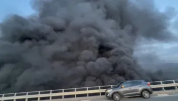 Autostrada Lezhë-Milot mbulohet nga tymi i dendur, shkak djegia e qindra gomave