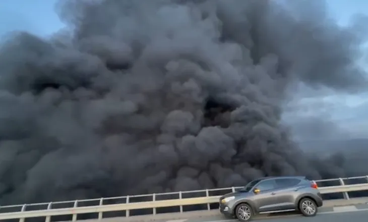 Autostrada Lezhë-Milot mbulohet nga tymi i dendur, shkak djegia e qindra gomave