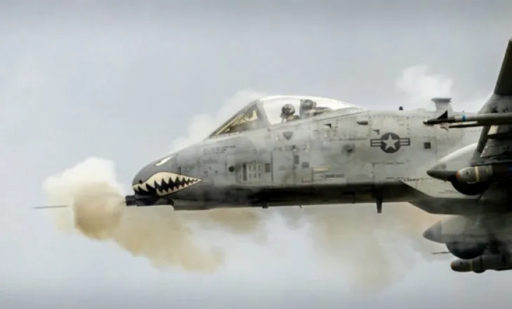 Avionët luftarakë amerikanë nisin betejën për çlirimin e Ngushticës së Hormuzit