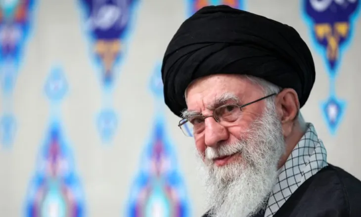 Ayatollah Ali Khamenei, lideri suprem i Iranit, i vrarë. Edhe ushtarakë të tjerë