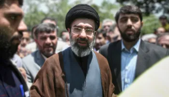 Babai i tij u vra nga SHBA, djali i Khameneit zgjidhet si pasardhës i regjimit/ Mister heshtja e Iranit