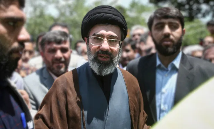 Babai i tij u vra nga SHBA, djali i Khameneit zgjidhet si pasardhës i regjimit/ Mister heshtja e Iranit