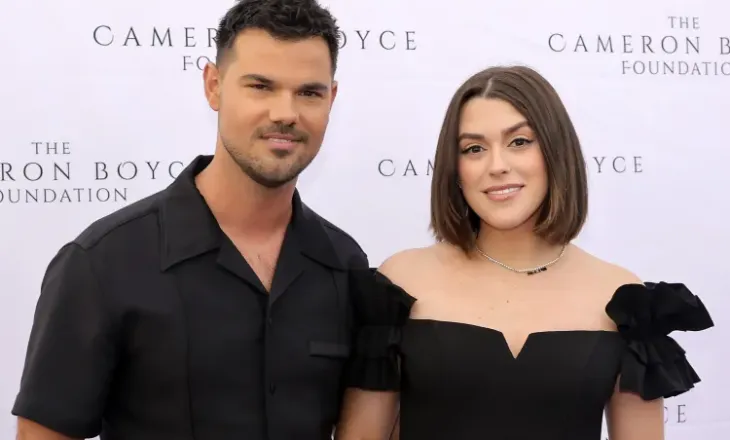 “Baby on the way”/ Taylor Lautner dhe bashkëshortja surprizojnë me lajmin e ëmbël