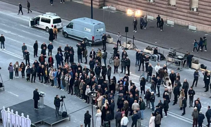 Balla ironizon foltoren e Berishës, poston foton para Kryeministrisë: Fati i keq tani që zgjati dita, në errësirë dukeshin më shumë