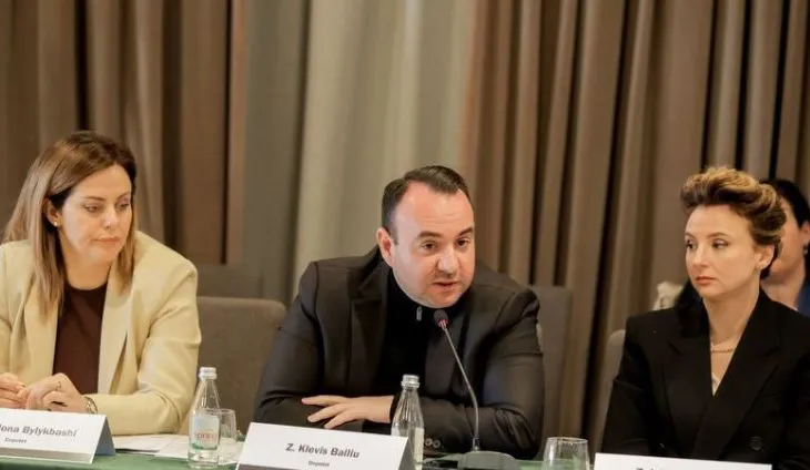 Balliu: Parlamenti është shndërruar në tempull të autokracisë, opozita pa të drejta kushtetuese