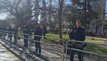 Balluku ‘blindon’ Kuvendin/ Socialistët fshehurazi në Parlament, Bardhi dhe Balliu mes protestuesve, ç’do të ndodhë sot