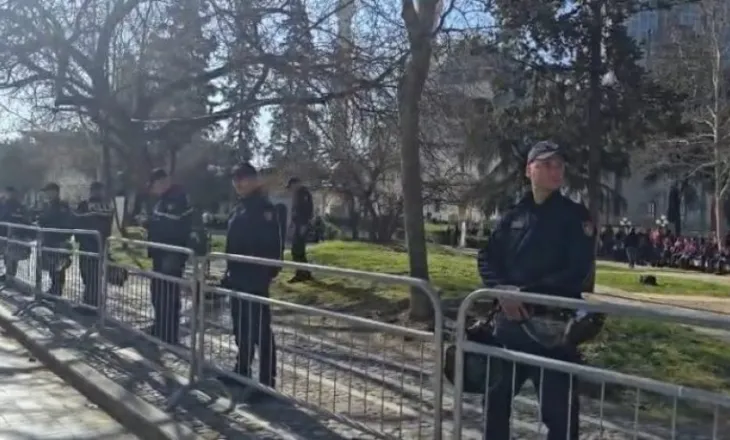 Balluku ‘blindon’ Kuvendin/ Socialistët fshehurazi në Parlament, Bardhi dhe Balliu mes protestuesve, ç’do të ndodhë sot