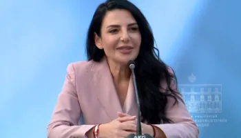 Balluku reagon për herë të parë: Nuk kam 300 apartamentet , as limuzina as avion