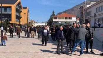 Banorët e fshatrave të Bulqizës hyjnë me forcë në Bashki, kundërshtojnë ndërtimin e një HEC-i