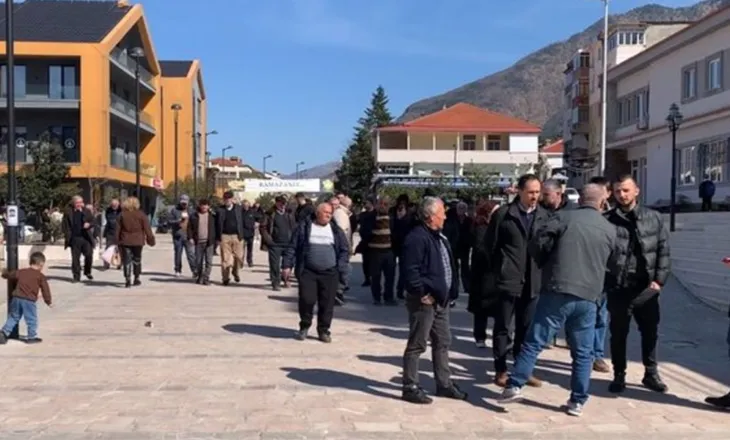 Banorët e fshatrave të Bulqizës hyjnë me forcë në Bashki, kundërshtojnë ndërtimin e një HEC-i