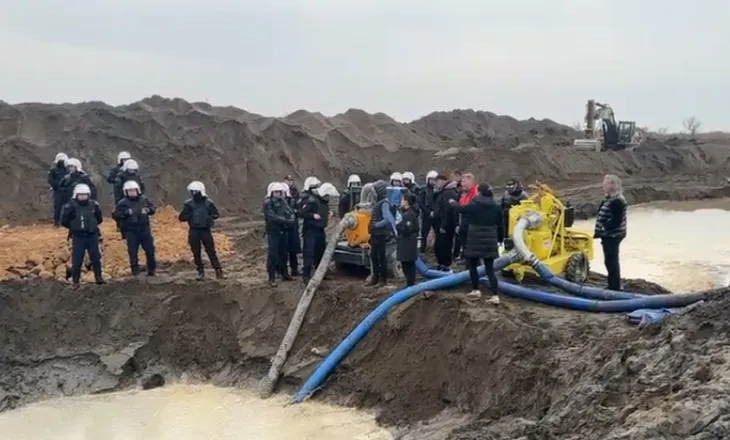Banorët e Rrjollit prej 34 ditësh në protestë kundër resortit të Ulajt: Gati të sakrifikojmë edhe jetën për pronën