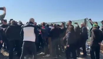 Banorët e Rrjollit prej 6 javësh në protestë kundër ndërtimit të resortit, përplasen me policinë: Na dhunuan