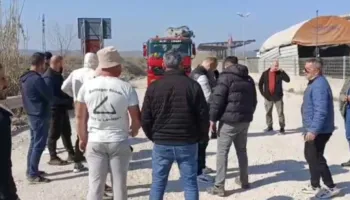 Banorët e Thumanës sërish në protestë, bllokojnë qarkullimin: Të asfaltohet, na u prishën makinat