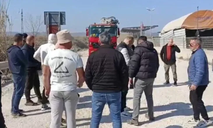 Banorët e Thumanës sërish në protestë, bllokojnë qarkullimin: Të asfaltohet, na u prishën makinat