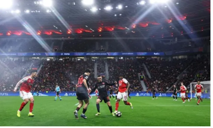 Barazim me gola, një penallti shpëton Arsenalin në Champions