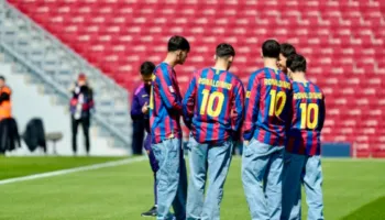 Barcelona në fushë me…Ronaldinhon; futbollistët me fanelën retrospektivë me emrin e legjendës braziliane