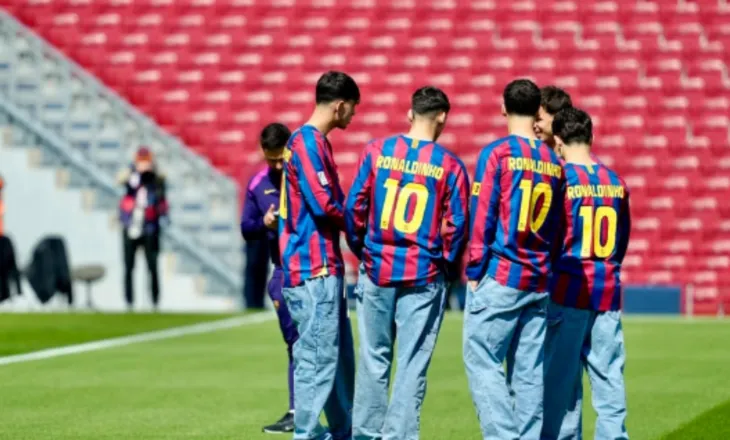 Barcelona në fushë me…Ronaldinhon; futbollistët me fanelën retrospektivë me emrin e legjendës braziliane
