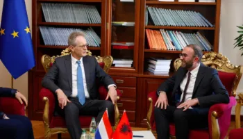 Bardhi takohet me ambasadorin e Holandës: Shqetësim për përpjekjet e qeverisë për të minuar luftën kundër korrupsionit