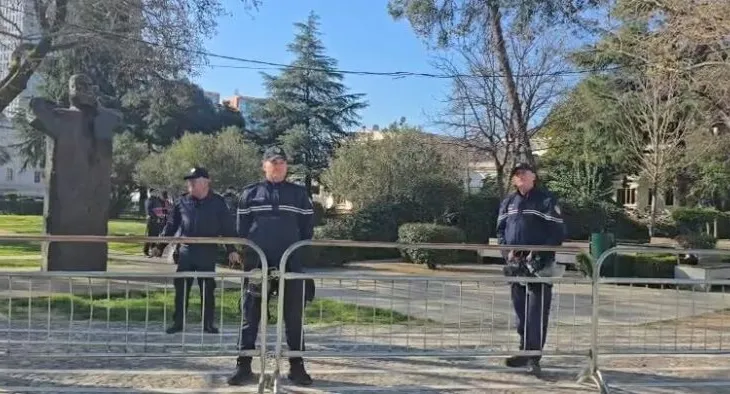 “Bashkë kundër qeverisë që…”/ Balliu thirrje qytetarëve: Fshihen mes policëve që Balluku të mos futet në burg