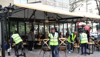 Bashkia Tiranë aksion në ish-Bllok, hiqen tavolinat dhe karriget e vendosura në mënyrë të paligjshme