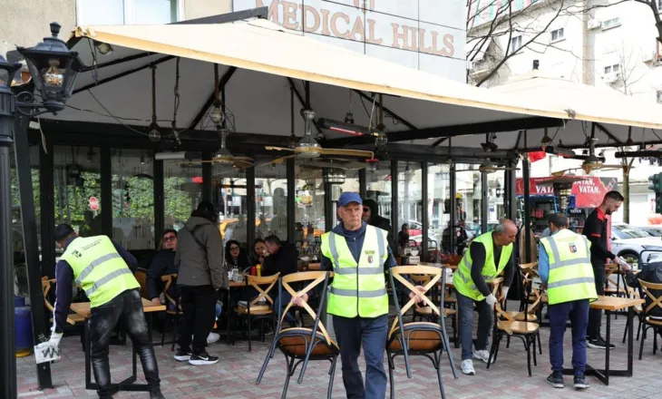 Bashkia Tiranë aksion në ish-Bllok, hiqen tavolinat dhe karriget e vendosura në mënyrë të paligjshme