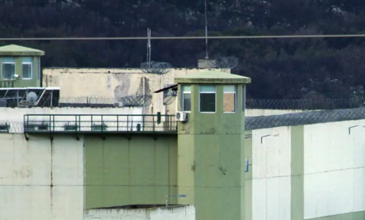 Bastisje në burgun e Malandrinos: Krimineli shqiptar bllokoi derën me një copë druri, në qeli gjendet thikë dhe…