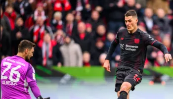 Bayern “ngec” në Leverkusen dhe e mbyll takimin me 9 lojtarë. Dortmund nuk fal në shtëpi (video)