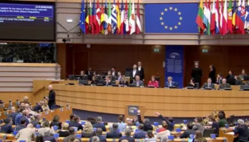 BE miraton ligjin “Gjadri”, pranohet krijimi i qendrave për emigrantët e paligjshëm dhe dëbime jashtë vendeve të bllokut