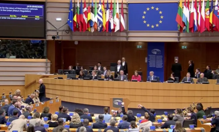 BE miraton ligjin “Gjadri”, pranohet krijimi i qendrave për emigrantët e paligjshëm dhe dëbime jashtë vendeve të bllokut