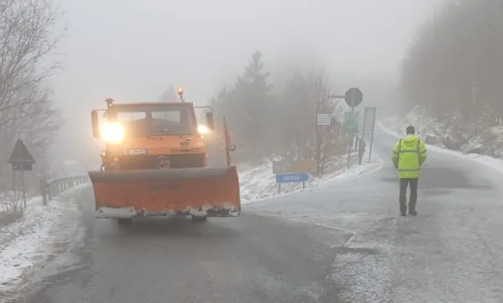 Befason moti në pranverë, reshjet e dëborës zbardhin fshatrat turistikë të Boboshticës dhe Dardhës